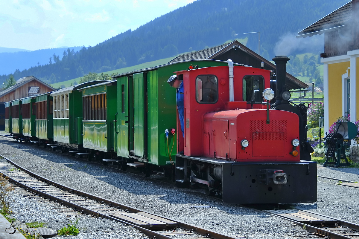 Die Diesellokomotive  Braubach  wurde 1963 bei Spoorijezer (Delft) gebaut und stellt hier einen Zug für die nächste Ausflugsfahrt bereit. 