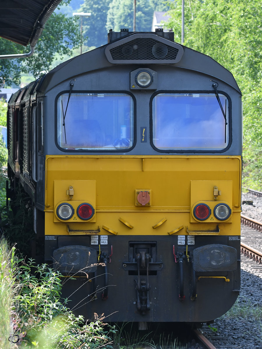 Die Diesellokomotive Class 66 der Ruhrtalbahn-Cargo, abgelichtet im Mai 2018 in Hattingen.