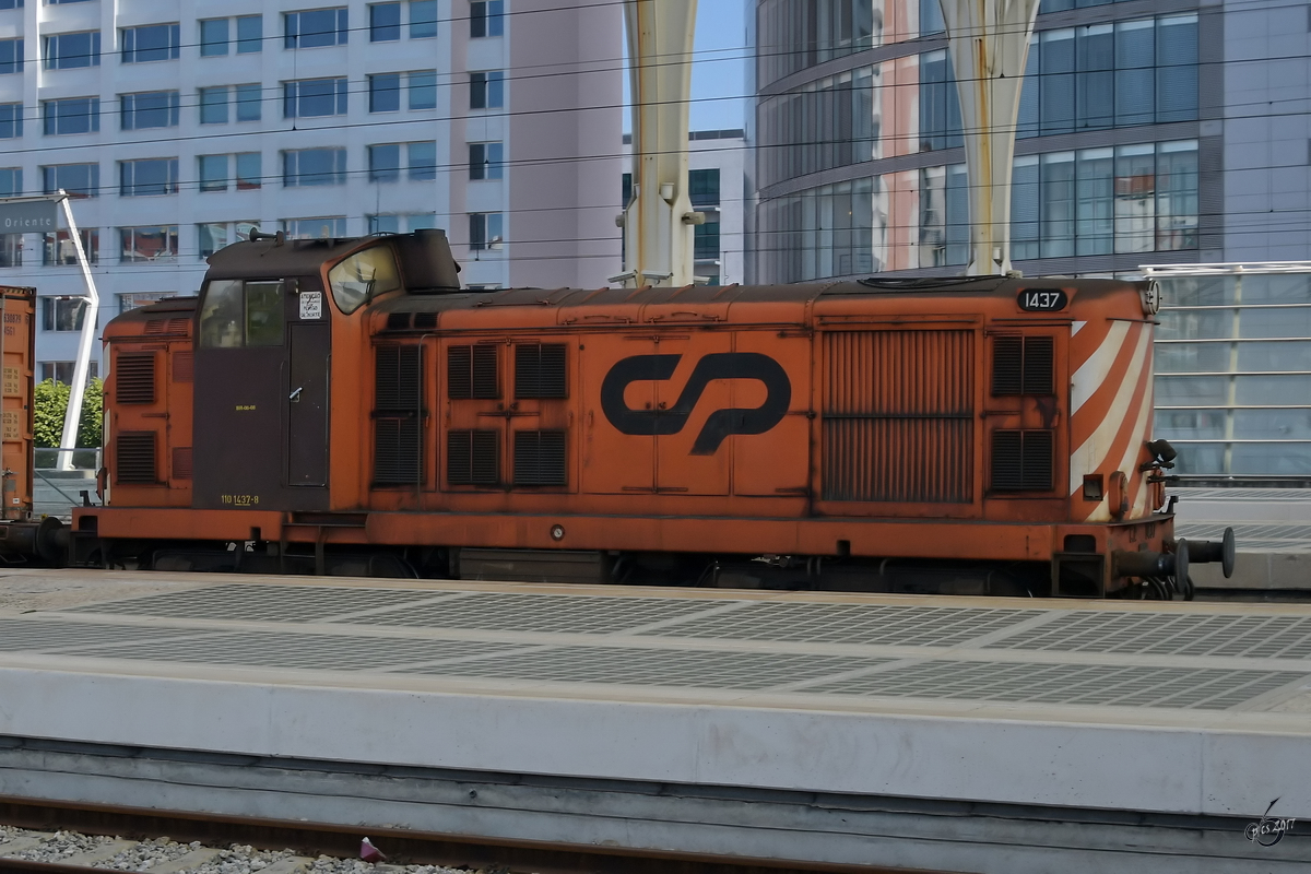 Die Diesellokomotive CP 1437 bei der Einfahrt in den Bahnhof Lissabon Oriente. (Januar 2017) 