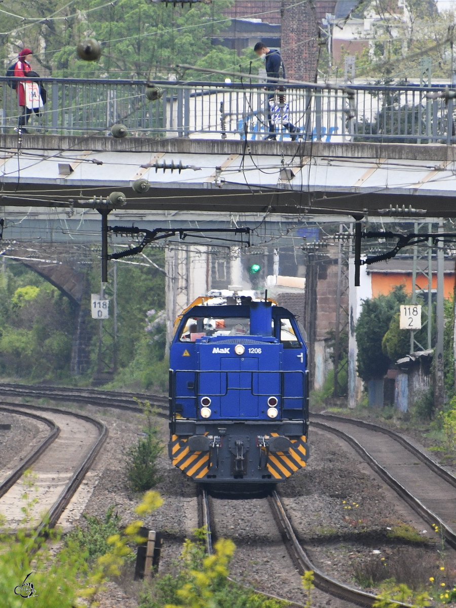 Die Diesellokomotive ESG 8 zog Ende April 2022 einen Gleisbauzug durch Wuppertal(-Barmen).