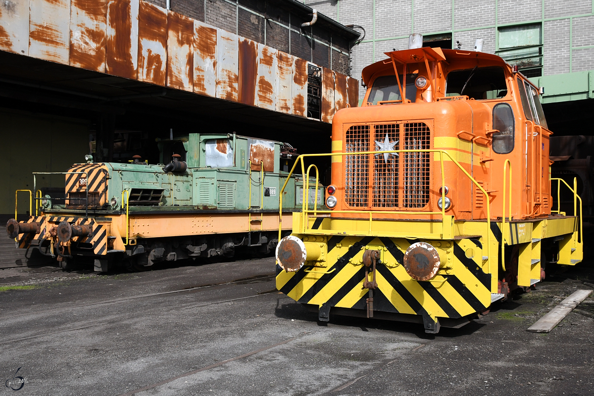 Die Diesellokomotive Henschel DH 500  52  der Vereinigte Schmiedewerke GmbH (VSG) und die Hybrid-Lokomotive Krauss-Maffei Nr. 18163  EH 389  auf dem Museumsgelände der Henrichshütte. (Hattingen, September 2017)