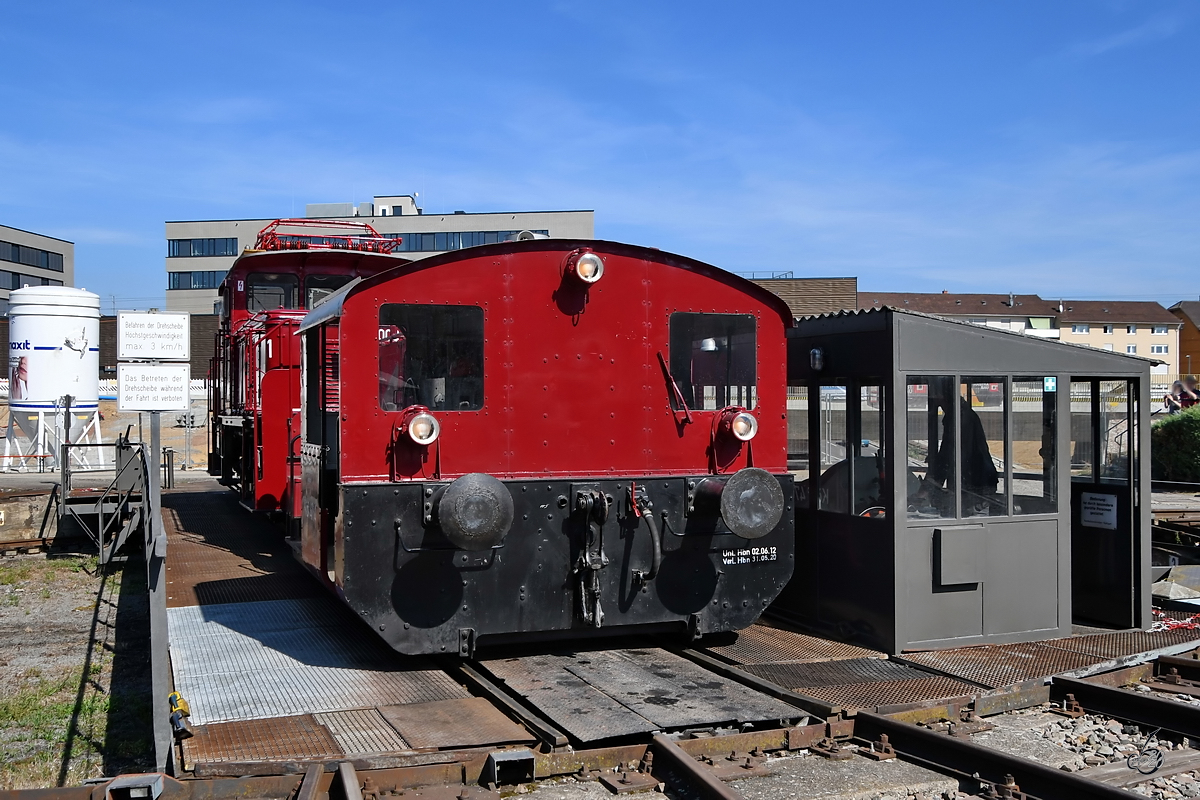 Die Diesellokomotive Köf 4714, Baujahr 1934 routiert gemeinsam mit der 1940 gebauten Elektrolokomotive 163 008-6 auf der Drehscheibe im Eisenbahnmuseum Heilbronn. (September 2019)