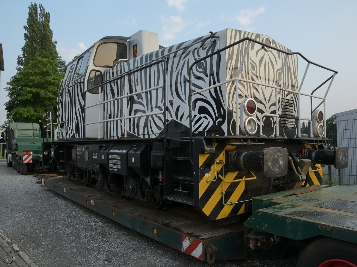 Die Diesellokomotive Krauss Maffei M 700 C (WLH Lok 71) im Juni 2017 auf einem Schwerlastanhänger, so gesehen in Hattingen.