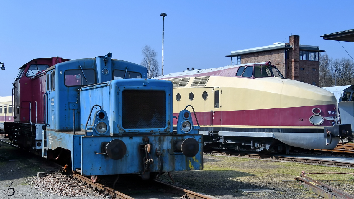 Die Diesellokomotive LKM V22, ursprünglich ausgeliefert an die VEB Fettchemie Karl-Marx-Stadt, jetzt im Sächsischen Eisenbahnmuseum Chemnitz-Hilbersdorf. (Anfang April 2018)