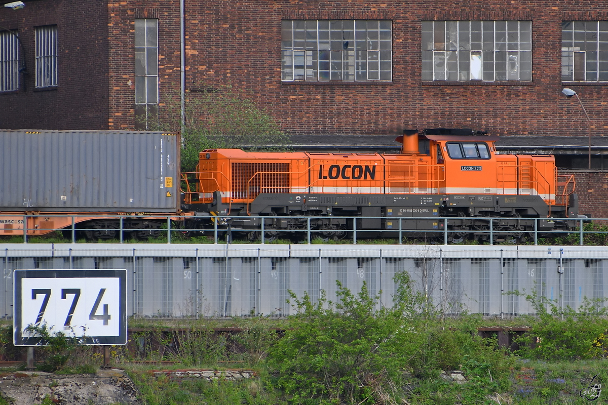 Die Diesellokomotive Locon 323 (4185 030-8) zog Anfang Mai 2021 einen Containerzug durch Duisburg-Wanheimerort.