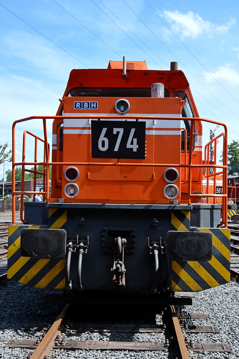 Die Diesellokomotive MaK G 1204 BB  674  der RBH Anfang Juni 2019 in Bochum.