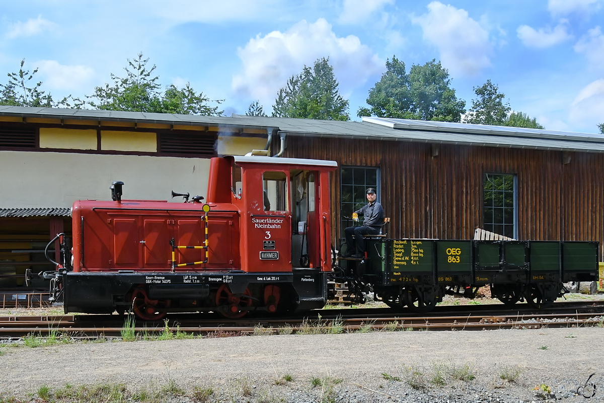 Die Diesellokomotive MV 8 Nr.3  Nahmer  rangiert einen Güterwagen. (Hüinghausen, Juli 2022)