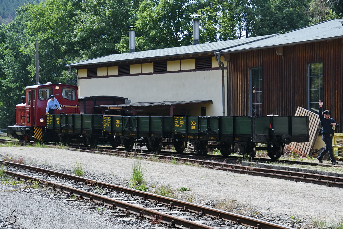 Die Diesellokomotive MV 8 Nr.3  Nahmer  rangiert ein paar Güterwagen. (Hüinghausen, Juli 2022)