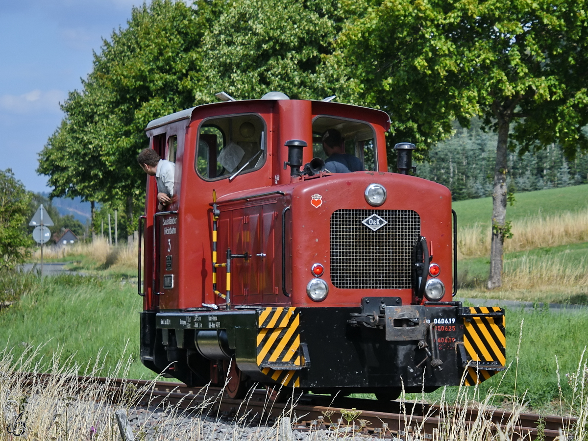 Die Diesellokomotive MV 8 Nr.3  Nahmer  von Orenstein & Koppel ist Solo auf der Strecke der Sauerländer Kleinbahn unterwegs. (Hüinghausen, Juli 2022)
