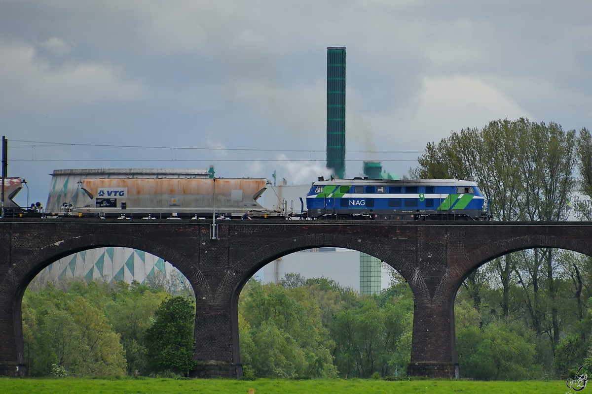Die Diesellokomotive NIAG 9 war Anfang Mai 2021 mit einem Güterzug auf der Hochfelder Eisenbahnbrücke in Duisburg zu sehen.