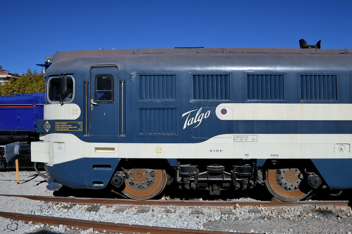 Die Diesellokomotive Renfe 354-001  Virgen de Covadonga  (Talgo 4000T) stammt aus dem Jahr 1983 und war Anfang November 2022 in der Nähe des Bahnhofes Vilanova i la Geltrú im Eisenbahnmuseum von Katalonien ausgestellt.