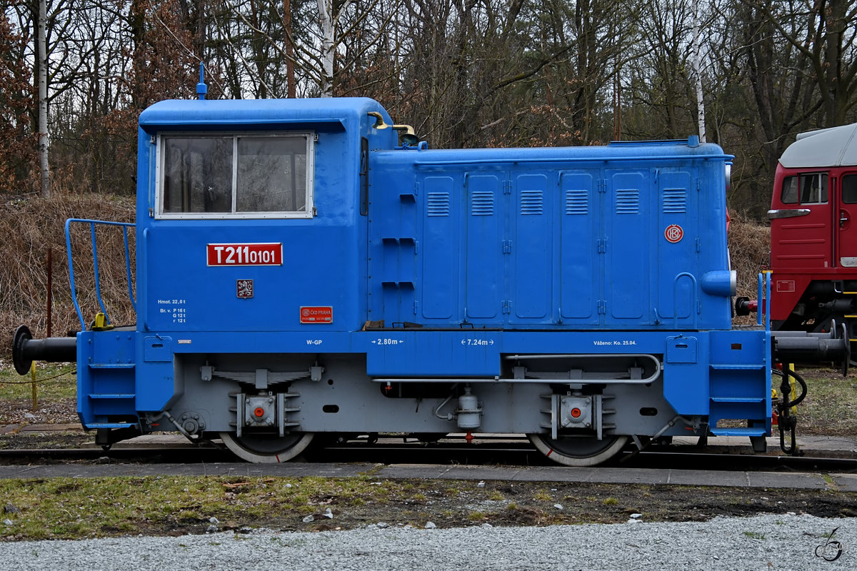 Die Diesellokomotive T 211 0101 Anfang April 2018 im Eisenbahnmuseum Lužná u Rakovníka.