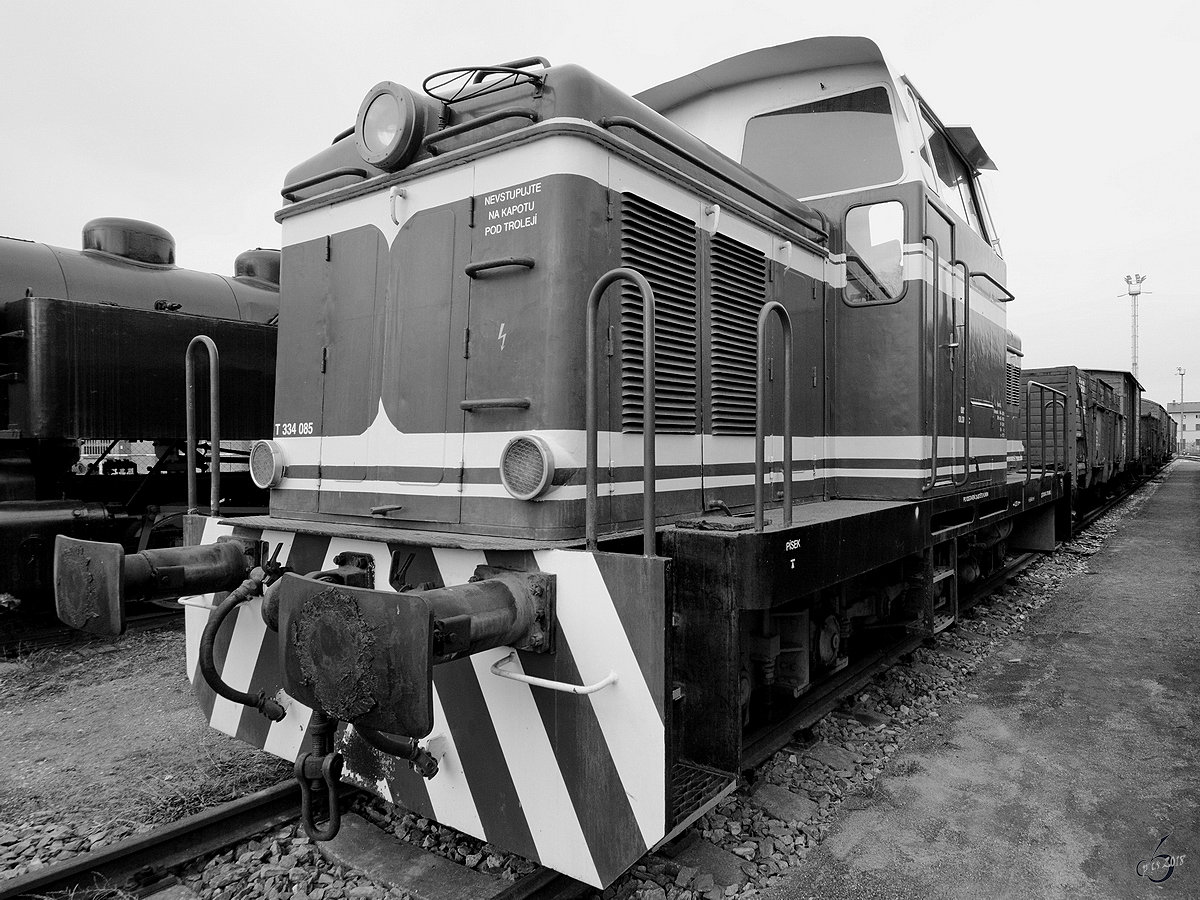 Die Diesellokomotive T 334 085 Anfang April 2018 im Eisenbahnmuseum Lužná u Rakovníka.