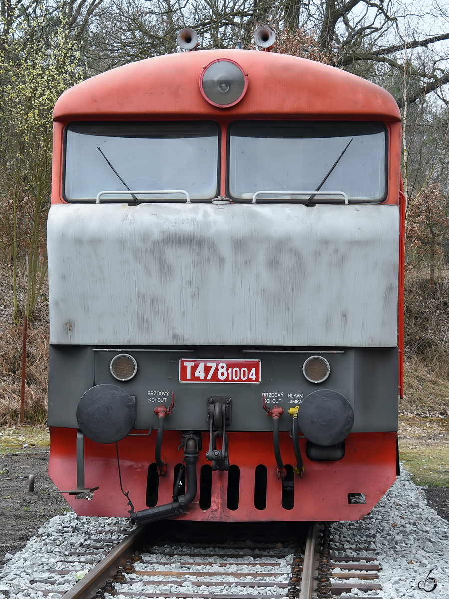 Die Diesellokomotive T 478 1004 Anfang April 2018 im Eisenbahnmuseum Lužná u Rakovníka.
