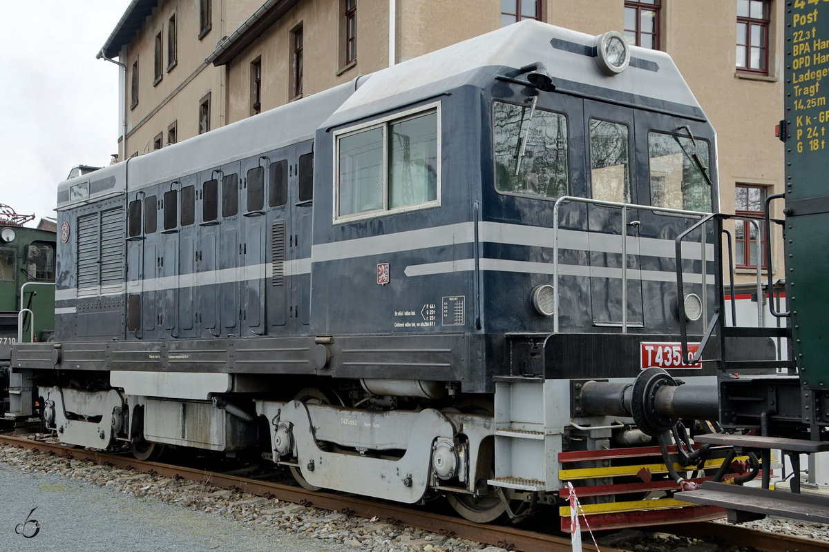 Die Diesellokomotive T435 003 Anfang April 2017 in Dresden-Altstadt.