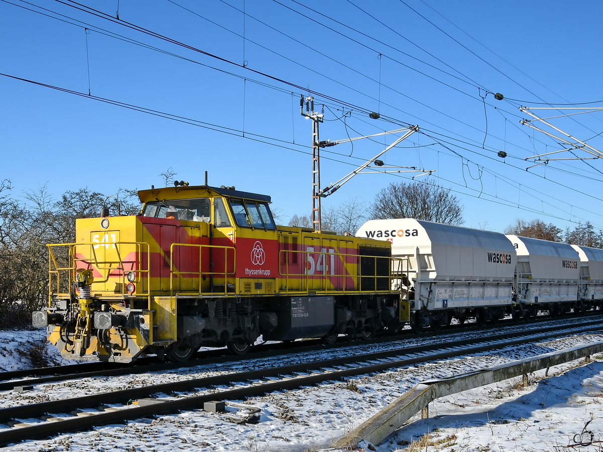 Die Diesellokomotive TKSE  541  war in Richtung Flandersbach unterwegs. (Lintorf, Februar 2021)