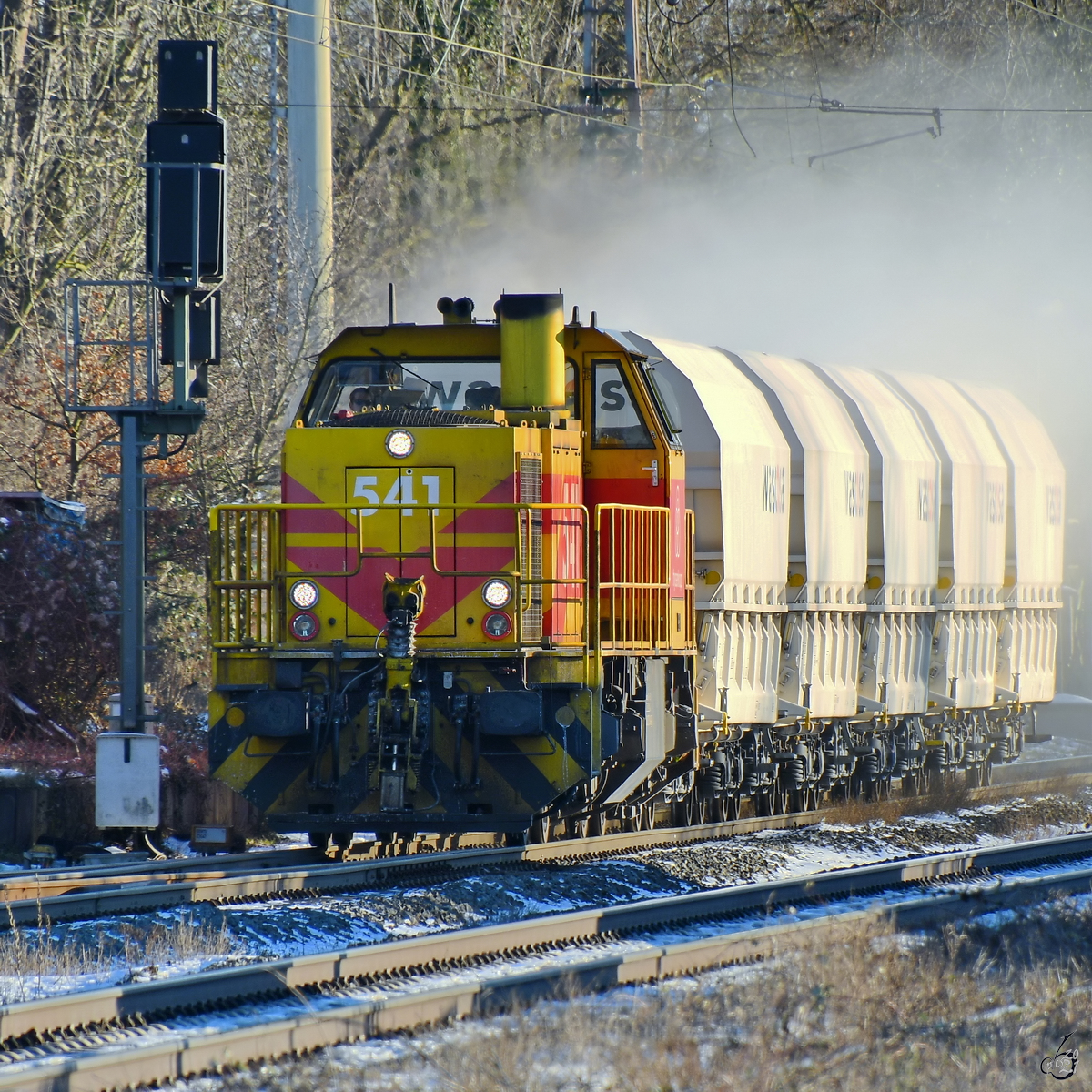 Die Diesellokomotive TKSE  541  zog einen Kalkzug in Richtung Duisburg. (Lintorf, Februar 2021)