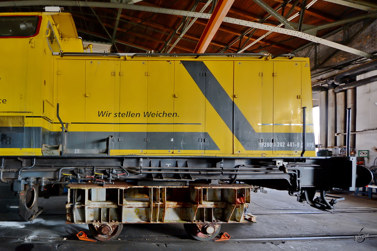 Die Diesellokomotive V 100.01 befand sich augenscheinlich in der Wartung. (Sächsisches Eisenbahnmuseum Chemnitz-Hilbersdorf, April 2018)