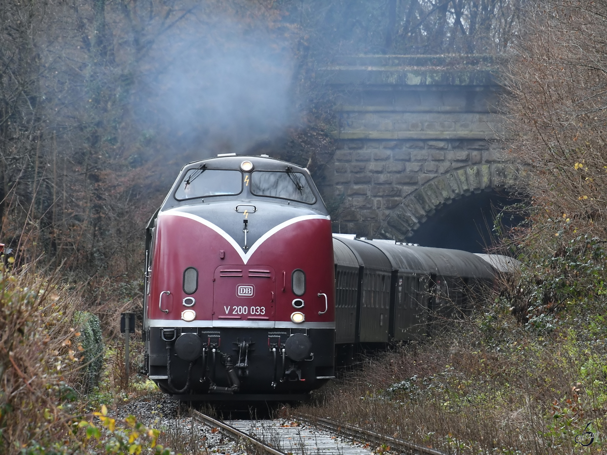 Die Diesellokomotive V 200 033 zieht den Nikolauszug in Richtung Hattinger Bahnhof. (Dezember 2018)