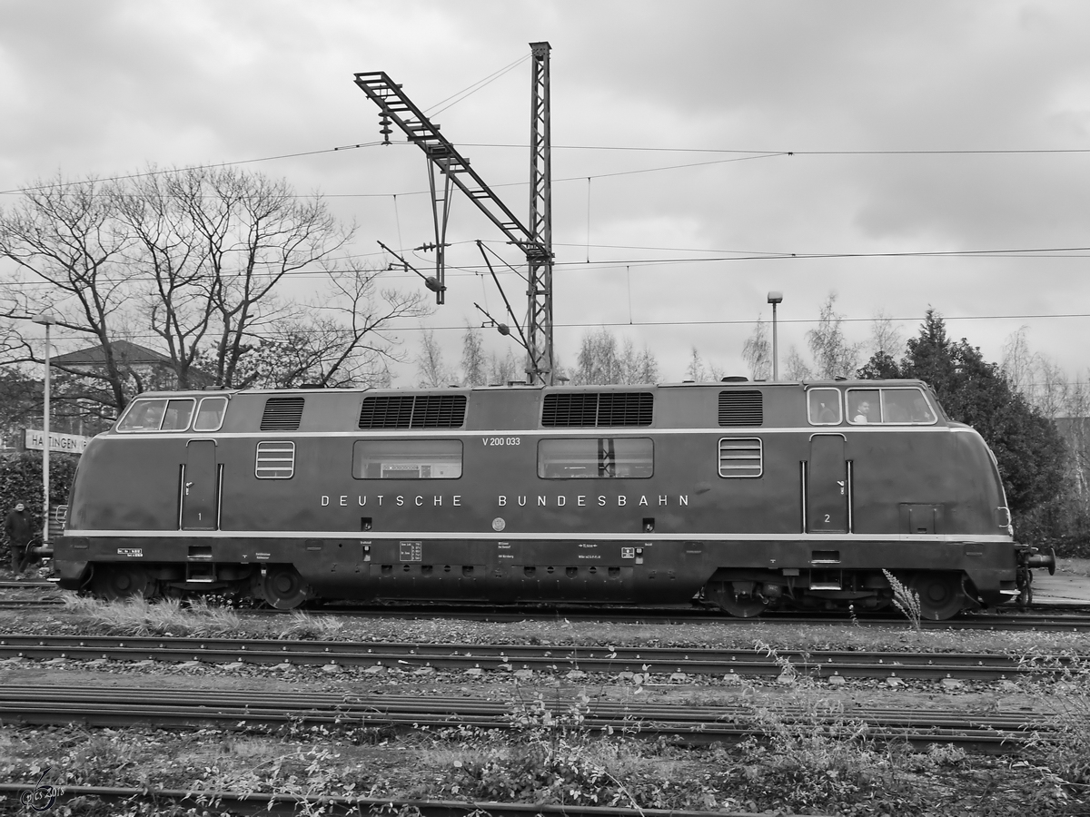 Die Diesellokomotive V 200 033 rangiert Anfang Dezember 2018 am Hattinger Bahnhof.