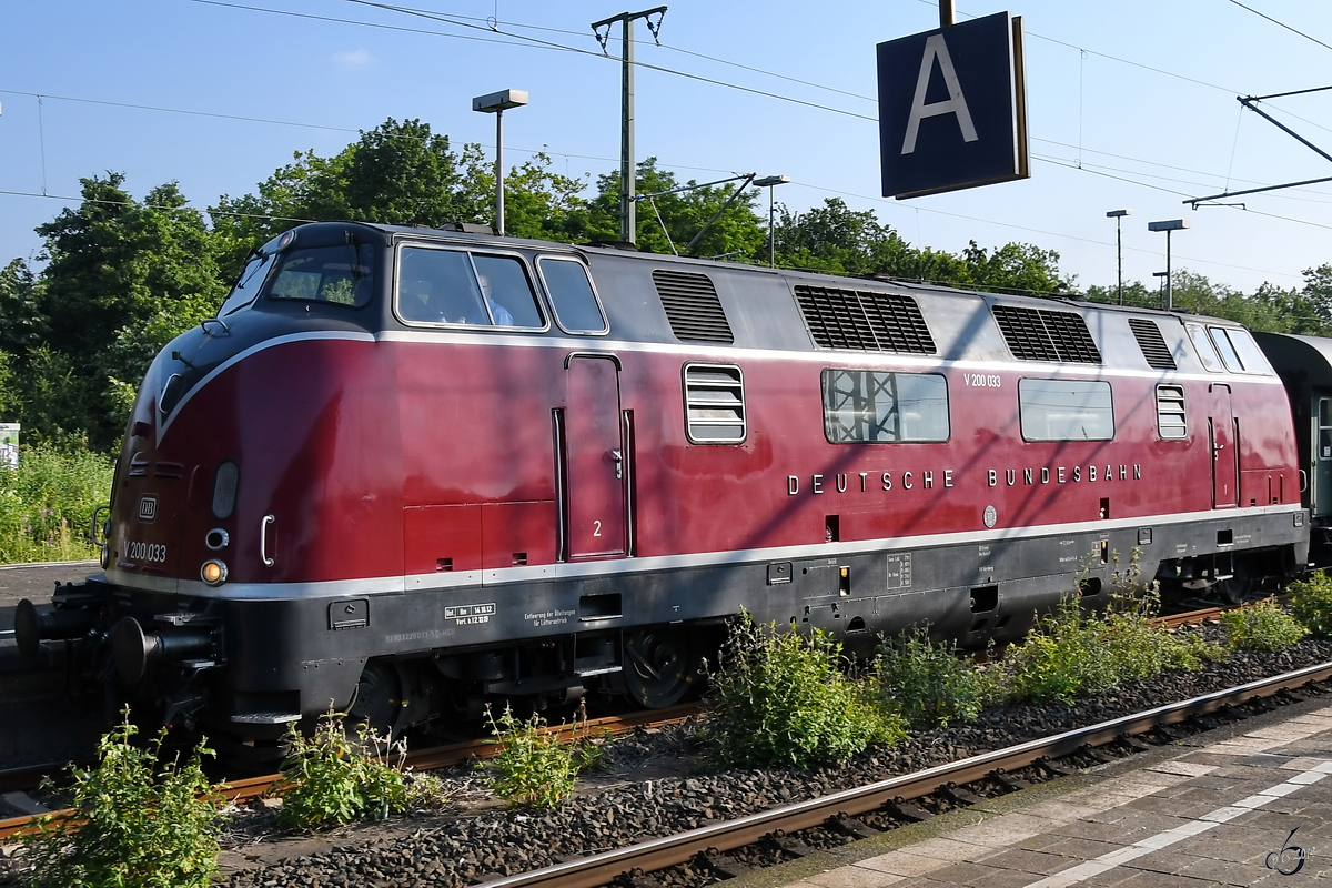 Die Diesellokomotive V 200 033 bei der Durchfahrt am Hauptbahnhof Wanne-Eickel. (Juni 2019)