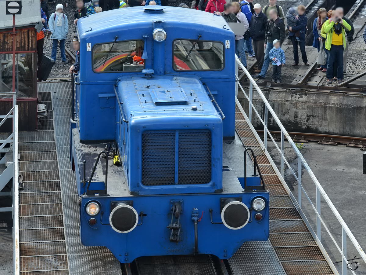 Die Diesellokomotive V15 1001 auf der Drehscheibe des Eisenbahnmuseums in Dresden. (April 2014)