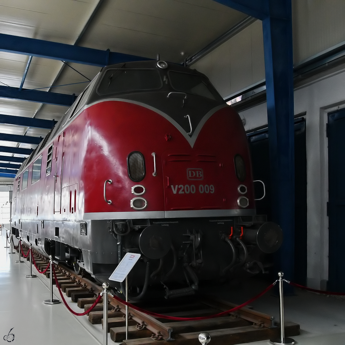 Die Diesellokomotive V200 009 wurde 1957 bei MaK in Kiel gebaut und ist aktuell im Oldtimermuseum Prora zu finden. (November 2022)