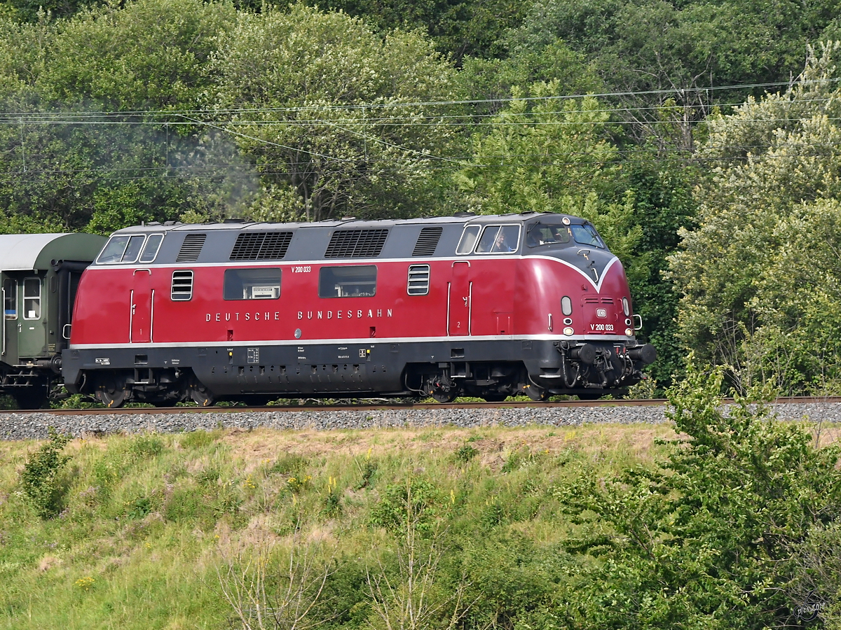Die Diesellokomotive V200 033 Anfang Juli 2019 in der Nähe von Altenbeken.
