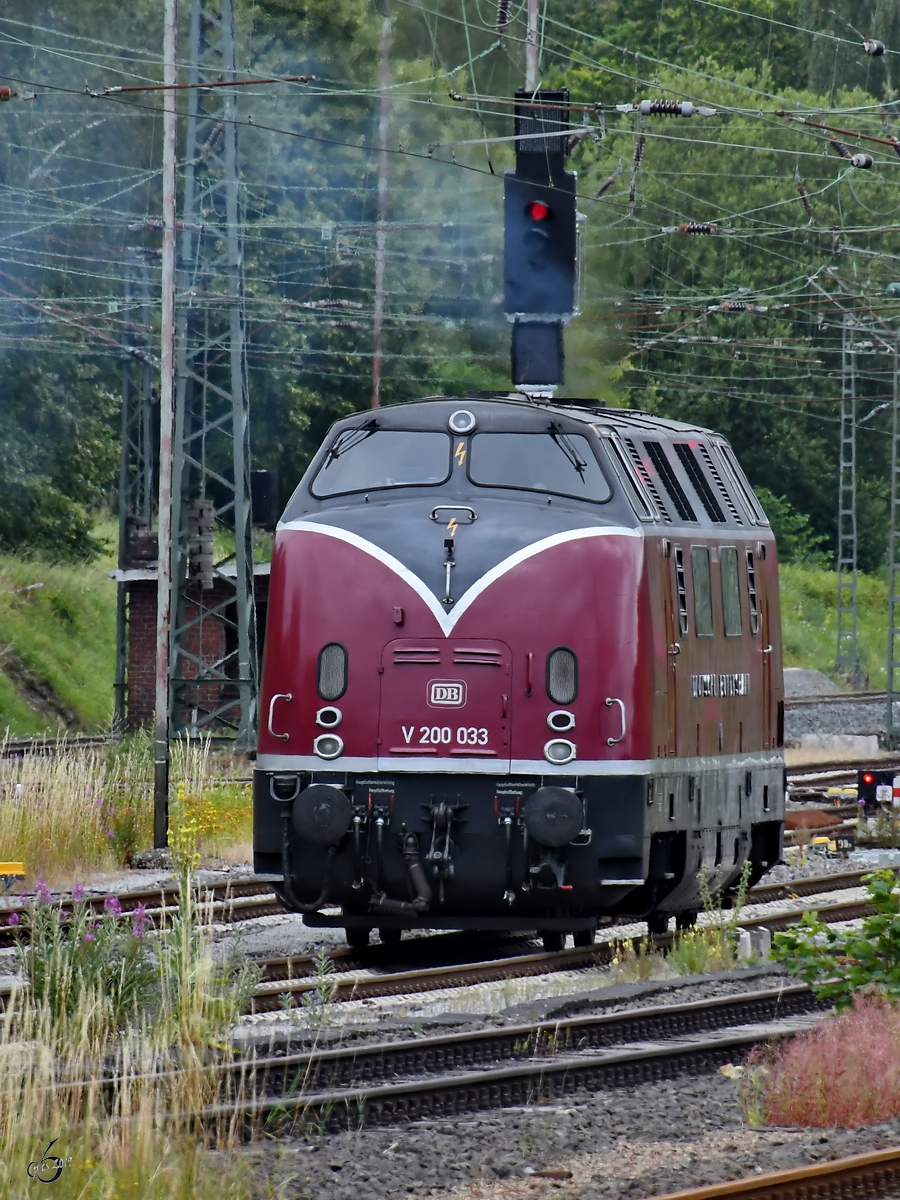 Die Diesellokomotive V200 033 solo unterwegs am Bahnhof Altenbeken. (Juli 2019)