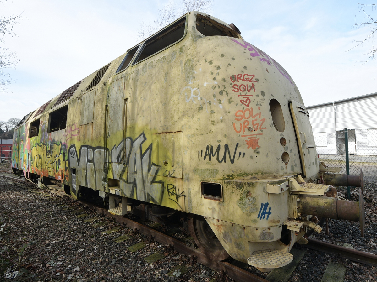 Die Diesellokomotive V200 077 ist in einem äußerst desolaten Zustand (Hattingen, Februar 2017)