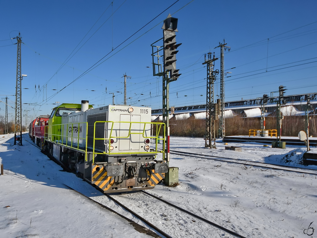 Die Diesellokomotiven 1115 & 1275 815-9 0 mit einem langen Güterzug, so gesehen in Wanne-Eickel. (Februar 2021)