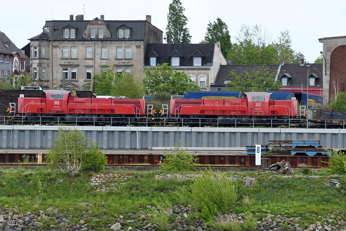 Die Diesellokomotiven 265 004-2 & 265 007-5 waren Anfang Mai 2021 in Duisburg-Wanheimerort unterwegs.