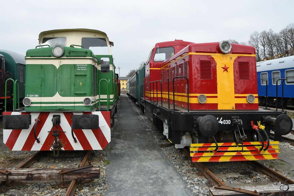 Die Diesellokomotiven T 334 085 und T 444 030 Anfang April 2018 im Eisenbahnmuseum Lužná u Rakovníka.