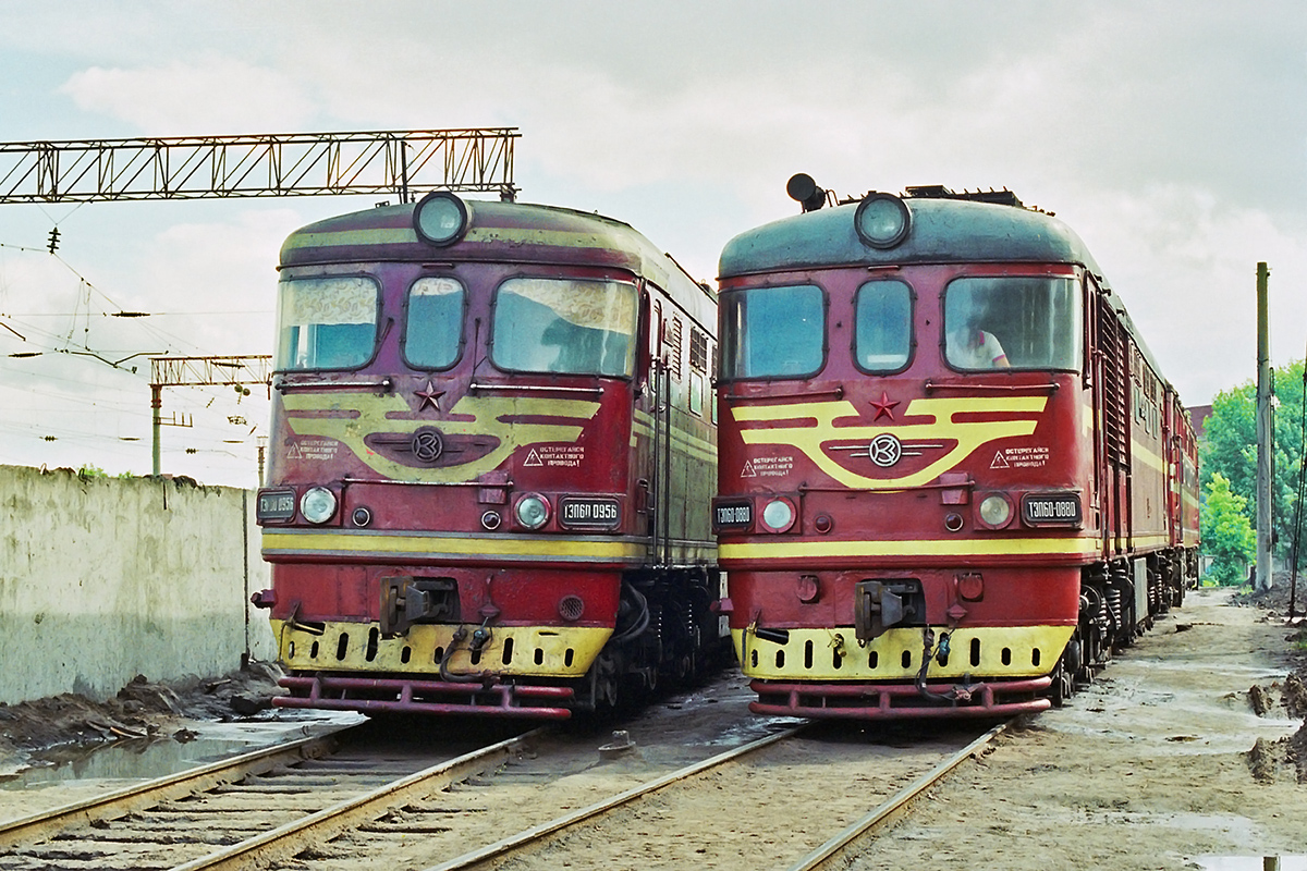 Die Dieselloks TEP60-0956 und TEP60-0880 im Bahnbetribswerk Saratow-II am 11. Juni 2001.