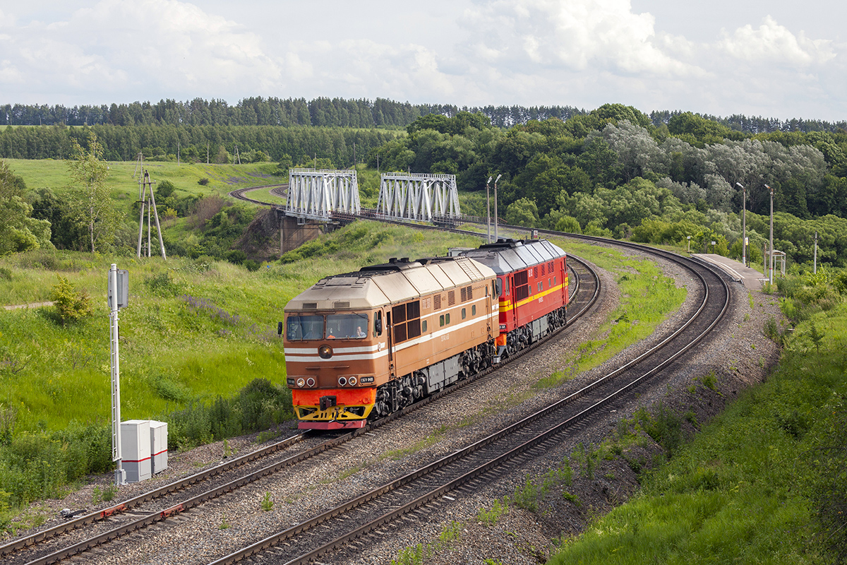 Die Dieselloks TEP70-0499 und TEP70-0484 fahren allein auf die Streke Wenjow – Mordves am 1. Juli 2017.