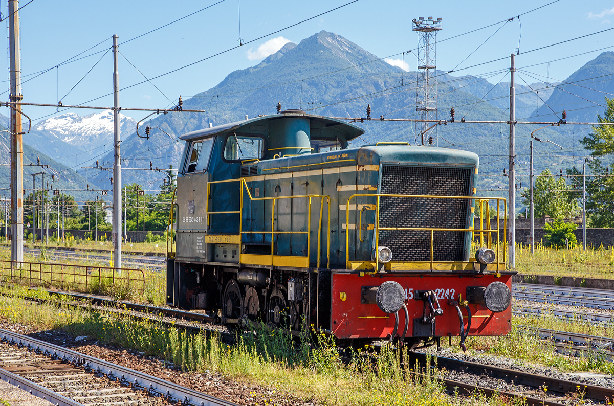 
Die Dieselrangierlok D.245.442-8 (98 83 2245 442-8 I-TI) der Trenitalia (100-prozentige Tochtergesellschaft der FS), ex FS 245.2242, abgestellt am 27.12.2015 im Bahnhofsareal in Domodossola.

Die FS (Ferrovie dello Stato Italiane S.p.A. / Italienische Staatseisenbahnen AG) führte 1963 die Reihe D.245 als leistungsfähigste Rangierlok ein. Die dreiachsigen Kraftpakete (Achsfolge C) wurden von verschiedenen Firmen in unterschiedlichen Formen geliefert.

Die Formen ergeben sich aus den unterschiedlichen Serien, Herstellern und Baujahren und sind wie folgt:
245.6001–6124, Baujahre 1963 bis 1969, Cantieri Navali Riuniti/OM/Jenbacher Werke
245.0001–0058, Baujahre 1964 bis 1968, Hersteller: Antonio Badoni/OM
245.1001–1020, Baujahre 1964 bis 1968, Hersteller: OM/FIAT-Mercedes-Benz
245.2001–2020, Baujahr 1966, Hersteller: Officine Meccaniche Reggiane/Breda
245.2101–2286, Baujahre 1976 bis 1987, Hersteller: Breda/Antonio Badoni/Greco/Ferrosud/IMMER
245.8001–8003, Baujahre 1958 bis 1962, dies waren später von der FS von einem Unternehmen erworben drei Lokomotiven vom Typ Jung R42C, die später zur Hafenbahn Genua kamen.

Die hier gezeigte Lok 245.2242 wurde 1984 von Breda und Greco gebaut. Die Serie 245.2101–2286 ist optisch baugleich mit der Serie 245.20 aus dem Jahr 1966, nur geringe Modifikationen wurden vorgenommen und die Kuppelstangen-Lager wurden als Rollenlager ausgeführt, anstelle der Gleitlager.

Sie hat ein hydraulisches Getriebe und Stangenantrieb. Die Achsen werden mittels Kuppelstangen von einer Blindwelle (zwischen der 2. Und 3. Achse) angetrieben. Die Lok hat einen, von 440 auf 370 kW, gedrosselten 12-Zylinderdieselmotor vom Typ Breda ID36, der die Leistung auf das Voith Strömungsgetriebe (hydrostatisch), vom Typ L24. Die Dauerabtriebsleistung beträgt 275 kW. Die Kraftübertragung erfolgt über eine zwischen dem 2. und 3. Radsatz liegenden Blindwelle, Blindwellenkurbeln an den beiden Blindwellenenden und Kuppelstangen auf die Räder der Lok.

Technische Daten:
Spurweite: 1.435 mm (Normalspur)
Achsformel: C
Länge über Puffer: 9.240 mm
Achsabstände: 1.500 / 2.500 mm
Eigengewicht: 46 t
Höchstgeschwindigkeit: 64 km/h (im Rangiergang 32 km/h)
Motorleistung: 370 kW
Dauerleistung: 275 kW
Treibraddurchmesser: 1.040 mm 