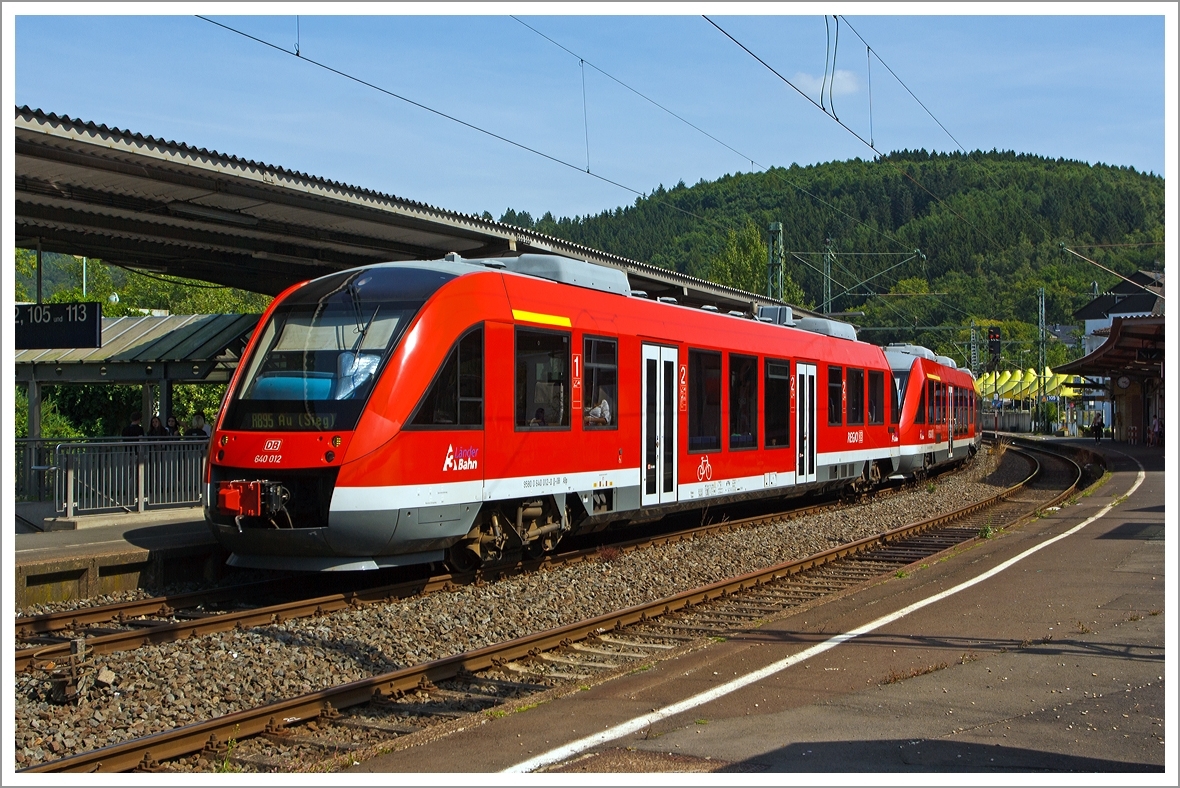 Die Dieseltriebwagen Alstom Coradia LINT 27 (640 012) gekuppelt mit Alstom Coradia LINT 41  (648 705 / 205) der DreiLnderBahn (DB Regio) als RB 95  Sieg-Dill-Bahn  (Dillenburg-Siegen-Betzdorf/Sieg-Au/Sieg) haben am 22.08.2013 den Bahnhof Betzdorf (Sieg) erreicht.