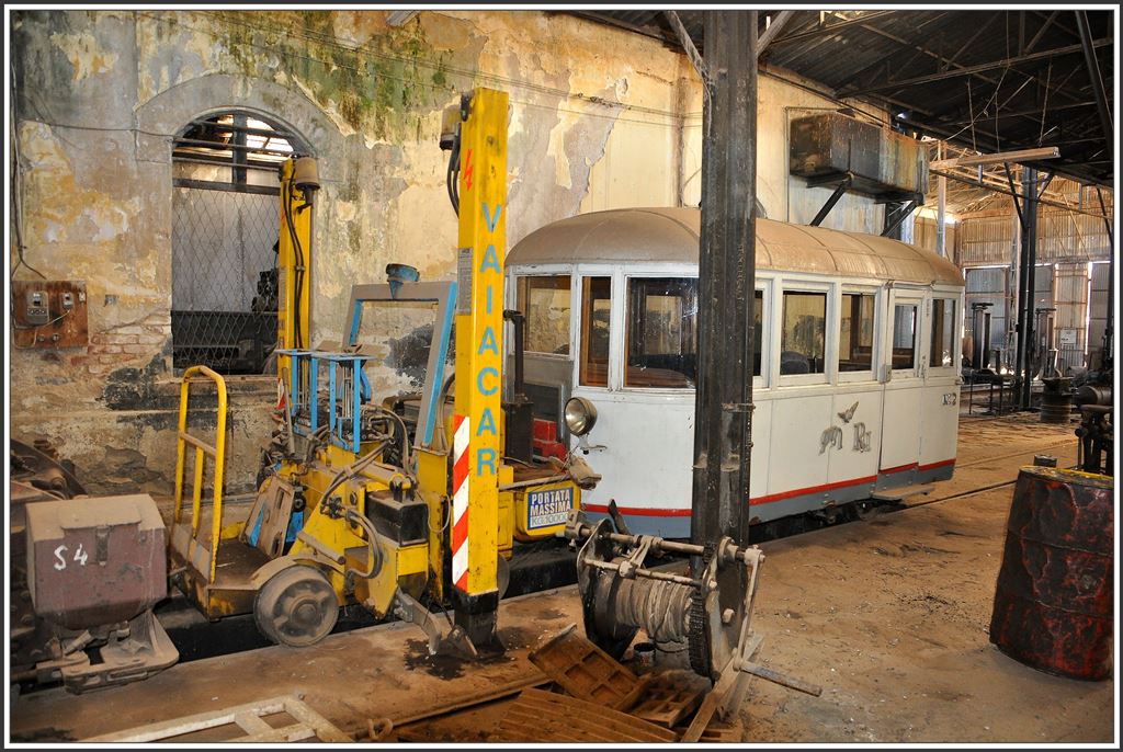 Die Dieselwerkstätte in Asmara beherbergt ein Sammelsurium von Fahrzeugen, Fahrzeugteilen, Maschinen und alten Werkzeugen. Unter anderem steht hier der kleine Litorinella Nr2, (04.12.2014)