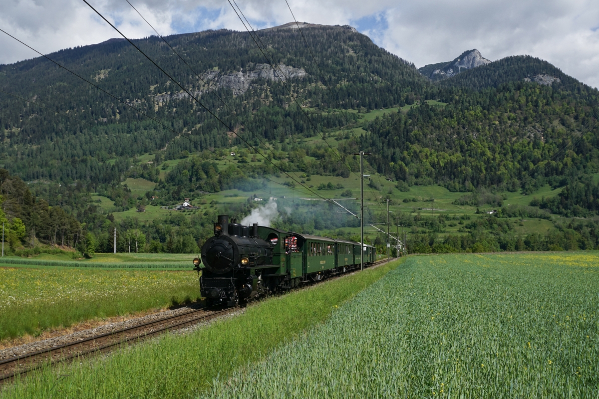 Die diesjährige Muttertagsfahrt der RhB führte von Landquart via Chur, Filisur, Davos wieder nach Landquart. Zum Einsatz kam die G 4/5 107. Ich konnte den Extrazug kurz vor Bonaduz bildlich festhalten (10.05.2015).