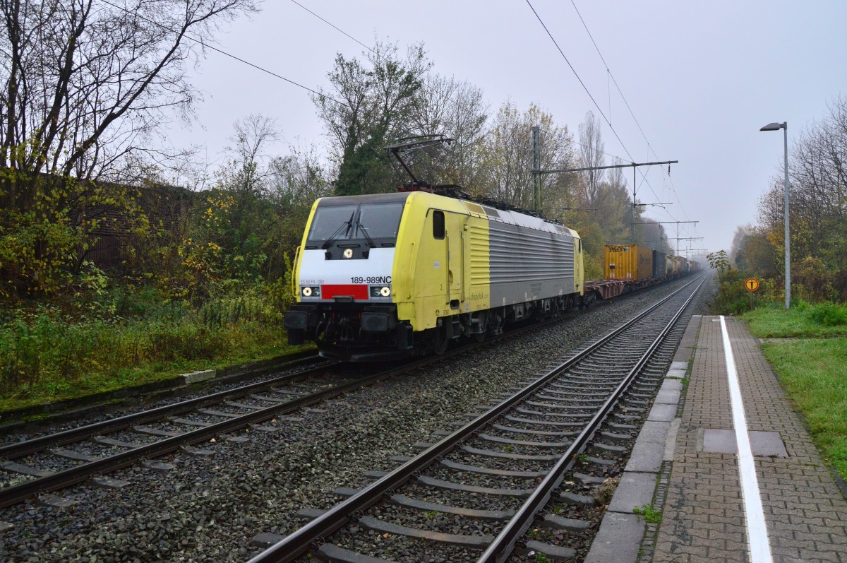 Die Dispo 189 989NC mit einem Containerzug bei der Durchfahrt in Jüchen.
Sie ist in Richtung Köln unterwegs. Sonntag 24.11.2013