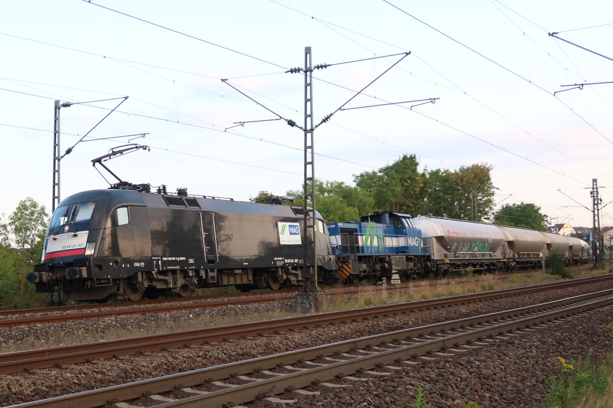Die Dispolok ES 64 U2-007 und Lok 7 der NIAG (Vossloh G 1206) vor einem Silowagenzug haben am Abend des 23. September 2020 gerade den Bahnhof Asperg an der KBS 770 hinter sich gelassen. 