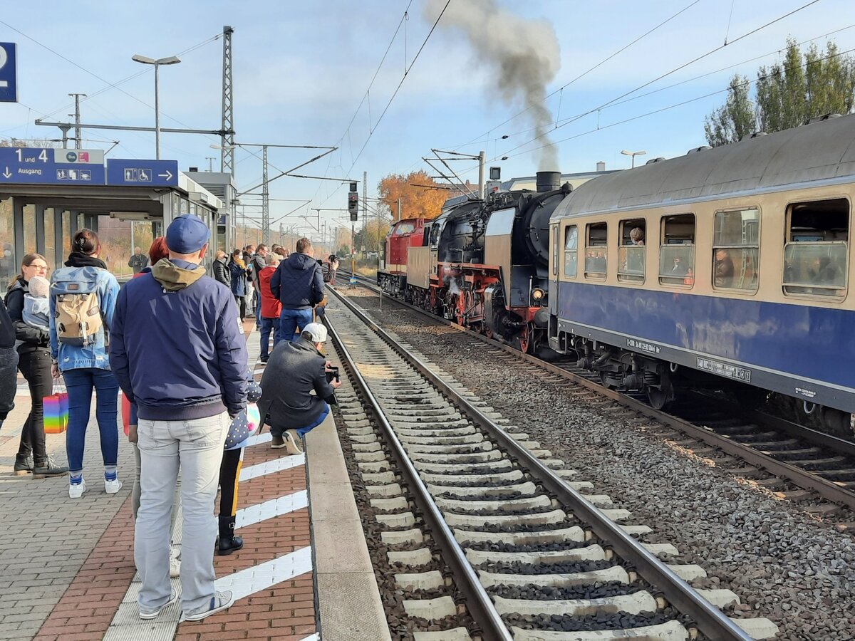 Die DLW 50 3501 setzt sich zusammen mit der MaS 112 481-1 am 30.10.2021 in Neudietendorf an den Zugschluss des D 79648, um ihn auf der Fahrt nach Eisenach über Meiningen zu unterstützen.