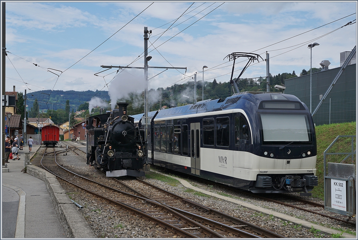 Die doch relativ bullige BFD Schmalspur Zahnradbahn Dampflok HG 3/4 N° 3 erschient neben dem MVR SURF ABeh 2/6 7505 doch recht zierlich. 

Blonay, den 1. Sept. 2019