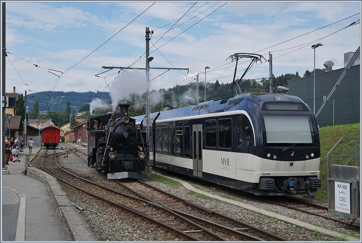 Die doch relativ bullige BFD Schmalspur Zahnradbahn Dampflok HG 3/4 N° 3 erschient neben dem MVR SURF ABeh 2/6 7505 doch recht zierlich. 

Blonay, den 1. Sept. 2019