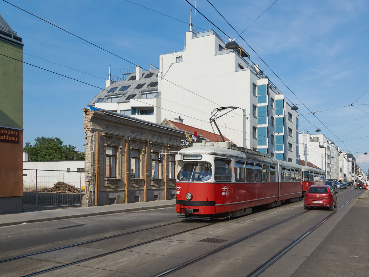 Die Donaustadt verändert sich. Die alte ein- oder zweistöckige Bebauung weicht neuen Häusern, wie hier an der Haltestelle Saikogasse in der Donaufelder Straße. In wenigen Monaten wird auch der E1-c4-Zug, bestehend aus E1 4861 und c4 1354, neuen Fahrzeugen weichen. 