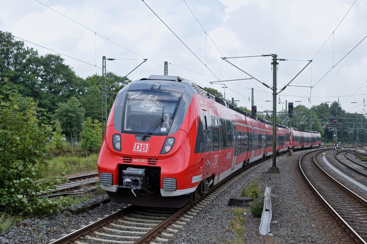 Die Doppelgarnitur DB Regio 442 102/602 und 442 257/757 verlässt als RE 9 (10914)  Rhein-Sieg-Express  Siegen Hbf - Aachen Hbf am 13.08.17 die Zwischenstation Au (Sieg).