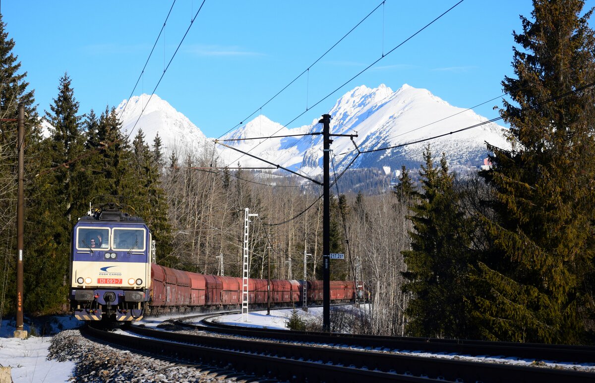 Die Doppellok 131 093+131 094 ist mit einem Güterzug zwischen Štrba und Štrba Zastávka.
20.01.2024.