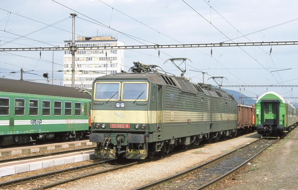 Die Doppellok hat eine Hlfte mit 131002 und die andere mit 131001 beschriftet.
Sie wartet am 2.5.2003 vor einem Gterzug im Hauptbahnhof von Kosice auf
ihre Weiterfahrt.