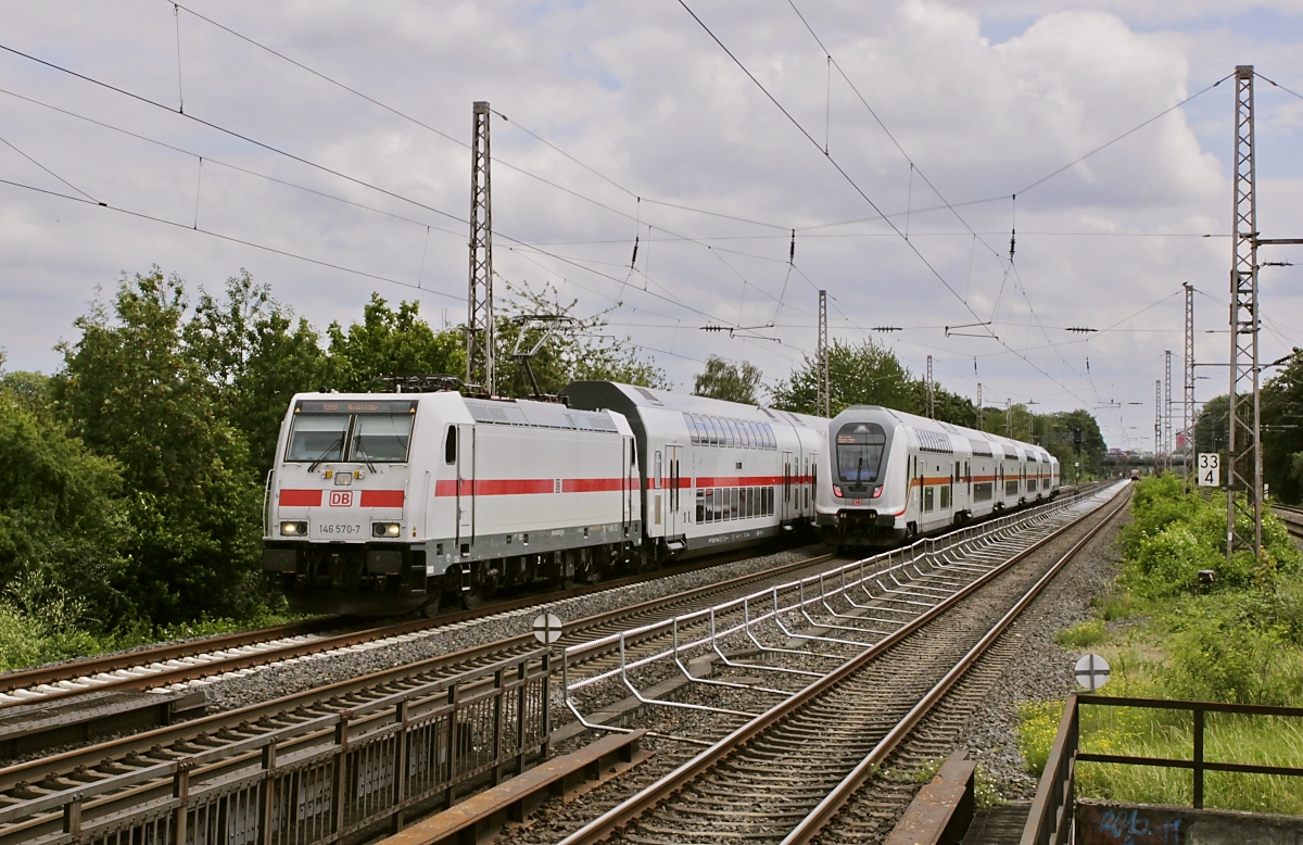Die Doppelstock-IC 2000 (Köln - Norddeich Mole) und 2201 in der Gegenrichtung begegnen sich am 09.07.2020 in Düsseldorf-Eller Süd, in Richtung Norden führt die 146 570-7