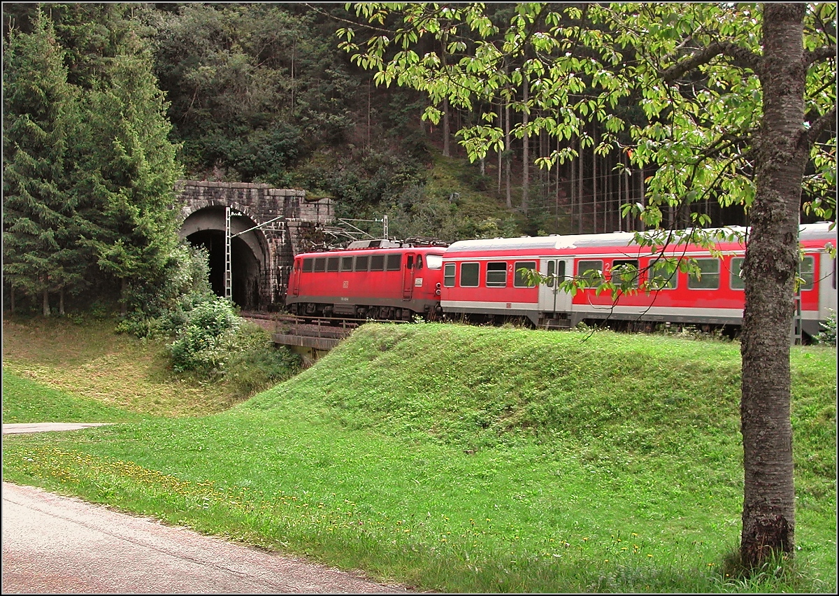 Die doppelten Tunnelportale der Schwarzwaldbahn sorgen immer wieder für Erstaunen, hier die Offenburger Seite des Tannenwaldtunnels. Bei der Lok dürfte es sich um 110 458-4 handeln. Nussbach, August 2006.

Die Qualität bitte entschuldigen, die Aufnahme entstand noch mit einer 3-MPx-Kamera.